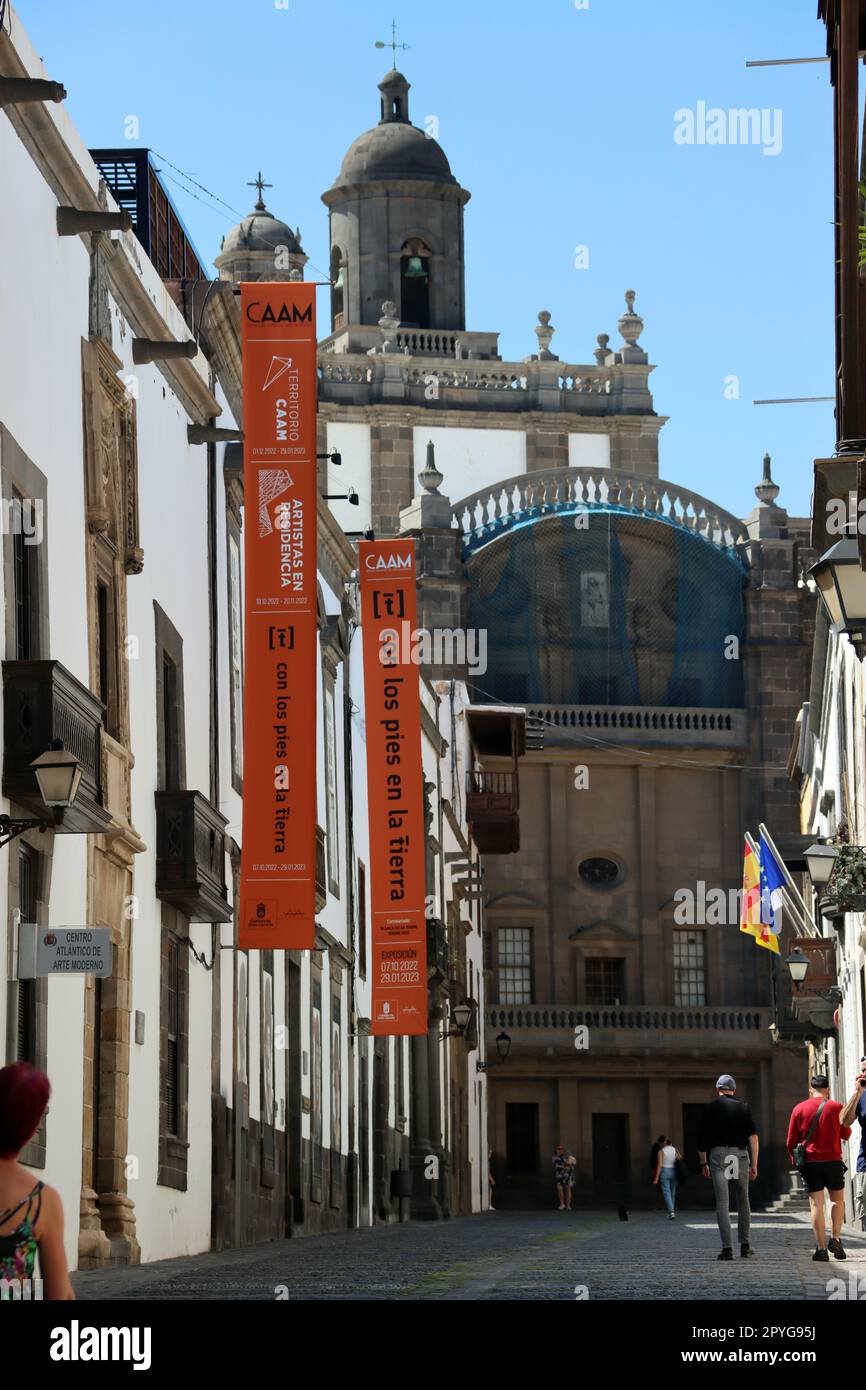 Museum der modernen Kunst, Dahinter die Santa Ana Kathedrale Stockfoto