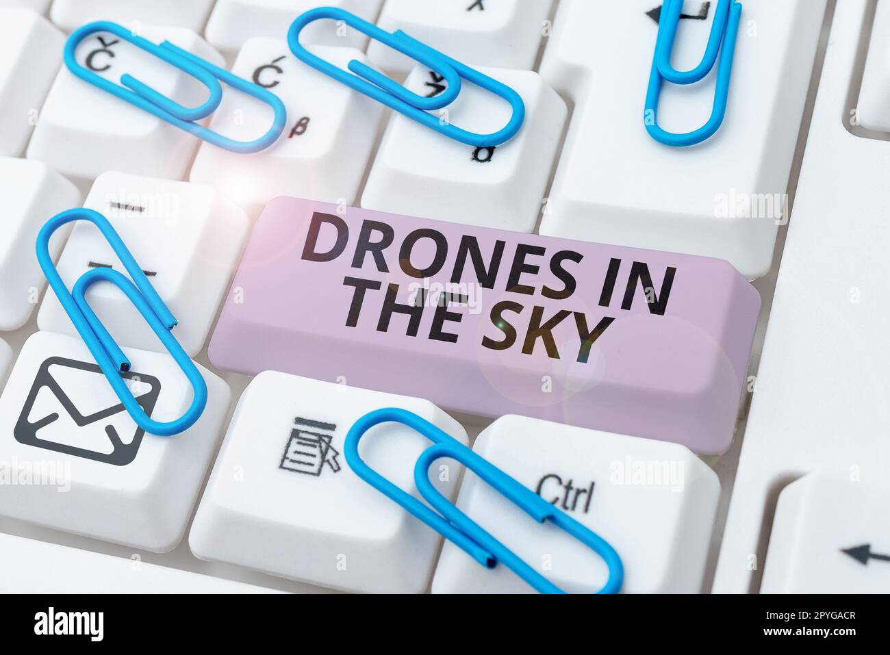 Inspiration mit dem Schild „Drohnen im Himmel“. Konzeptionelle fotomoderne Luftkameratechnologie Stockfoto