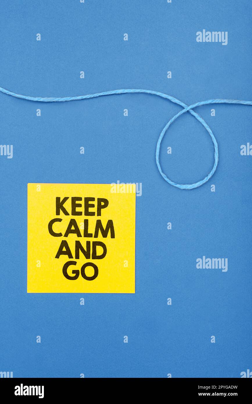 Textzeichen mit „Keep Calm and Go“. Internet-Konzept Entspannen Sie sich und arbeiten Sie Motivation Inspiration Stockfoto