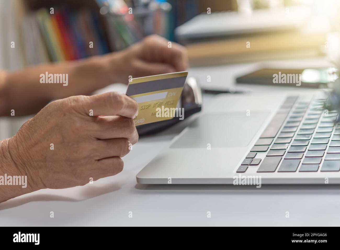 Frau, die mit einem Laptop online einkauft, mit Kreditkarte bezahlt, bezahlt, das Guthaben überprüft, im Internet surft. Stockfoto