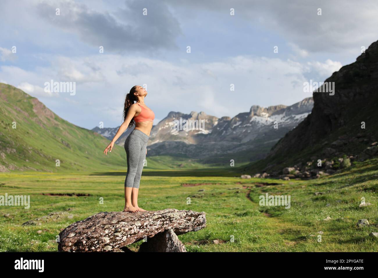 Sportlerin atmet frische Luft in einem wunderschönen Berg Stockfoto