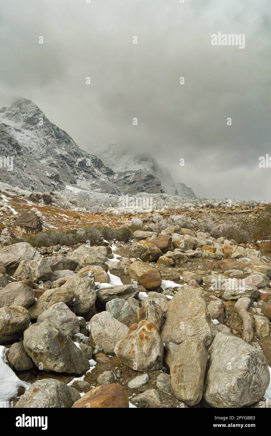 Rocky Mountain Boulder ist vor neblig bewölktem Berghintergrund. Lachung Sikkim Westbengalen Indien Südasiatisch-Pazifischer Raum Stockfoto