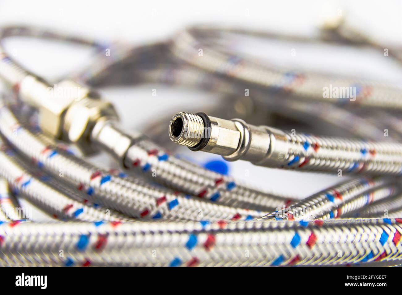 Mutter zum Anschließen eines flexiblen Metallschlauchs für einen Sanitärhahn. Stockfoto