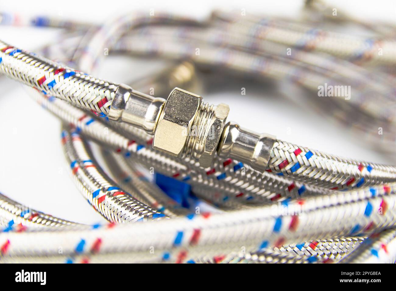 Mutter zum Anschließen eines flexiblen Metallschlauchs für einen Sanitärhahn. Stockfoto