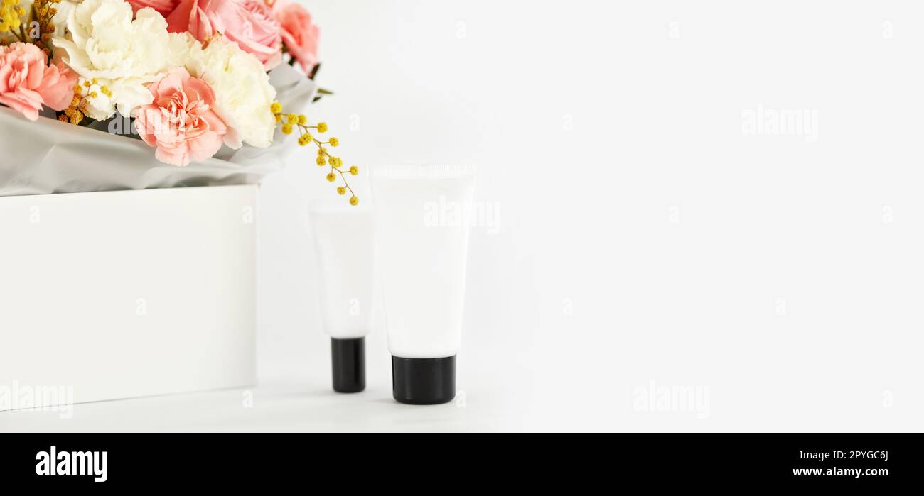 Kosmetik-Schönheitsprodukt-Flaschenmodell und Blume Stockfoto