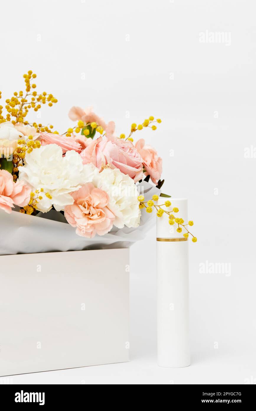 Kosmetik-Schönheitsprodukt-Flaschenmodell und Blume Stockfoto