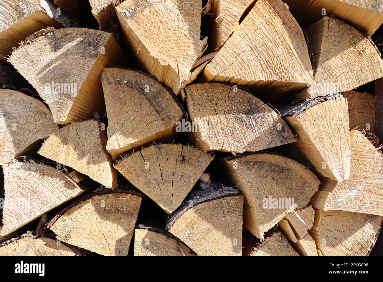 Gehackt und gestapelt trockenes Brennholz auf dem Land. Stock Haufen Holz, abgehackt Bäume Stockfoto