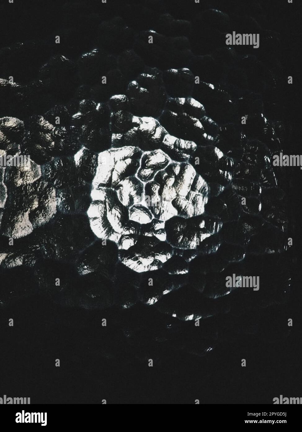 Wellglas, Rücklichtquelle. Das Spiel von Blendung und Reflexionen auf einer transparenten, unebenen Oberfläche. Dunkle und helle abstrakte asymmetrische, mehrfach beleuchtete Ebenen. Abstrakter seltsamer Hintergrund Stockfoto