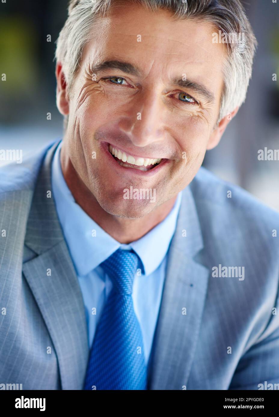 Der Erfolg hat meine Karriere belächelt. Gekürztes Porträt eines gutaussehenden, reifen Geschäftsmannes, der im Freien arbeitet. Stockfoto