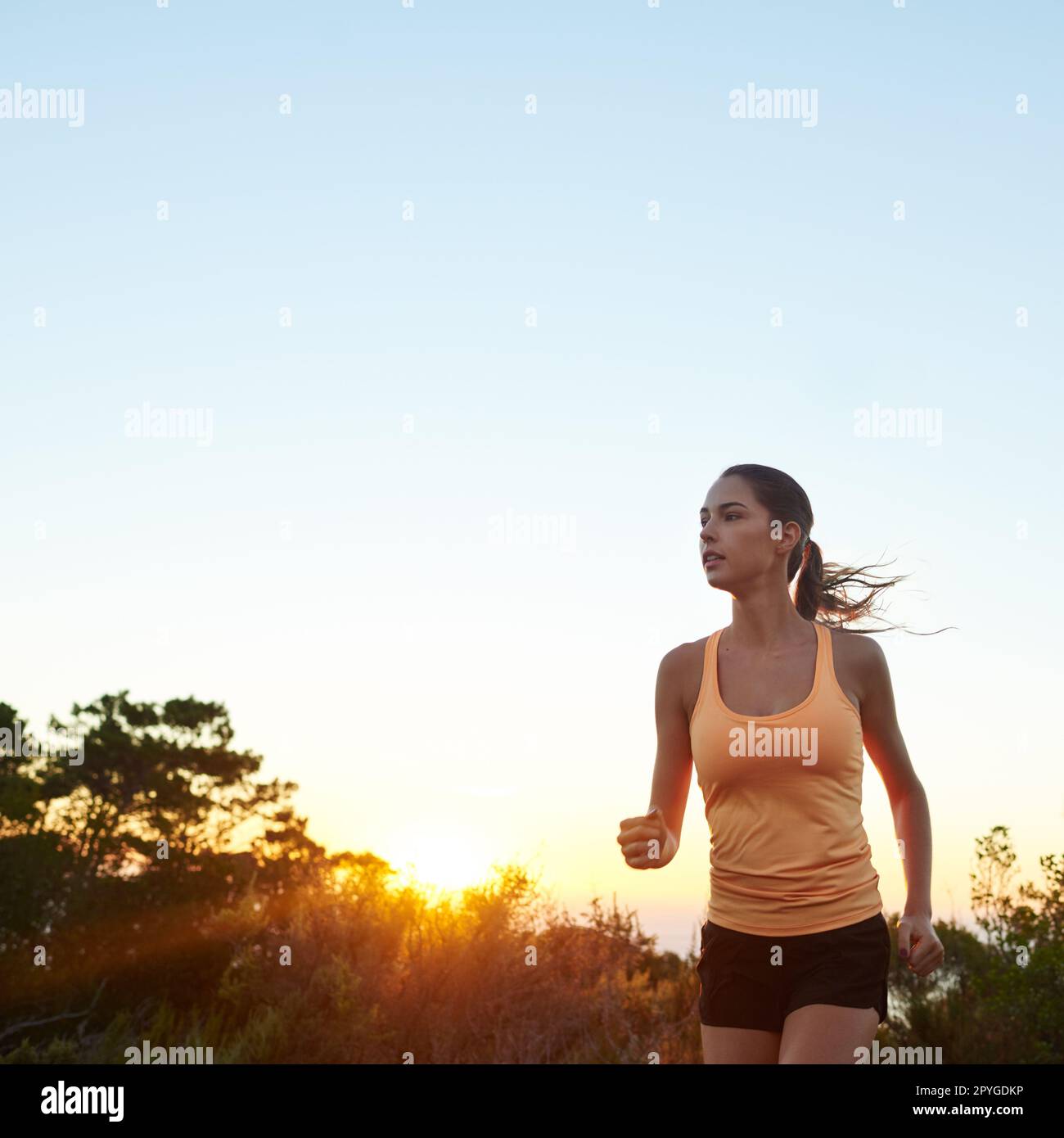 Jede Meile ist es wert. Eine junge Frau, die draußen joggt. Stockfoto