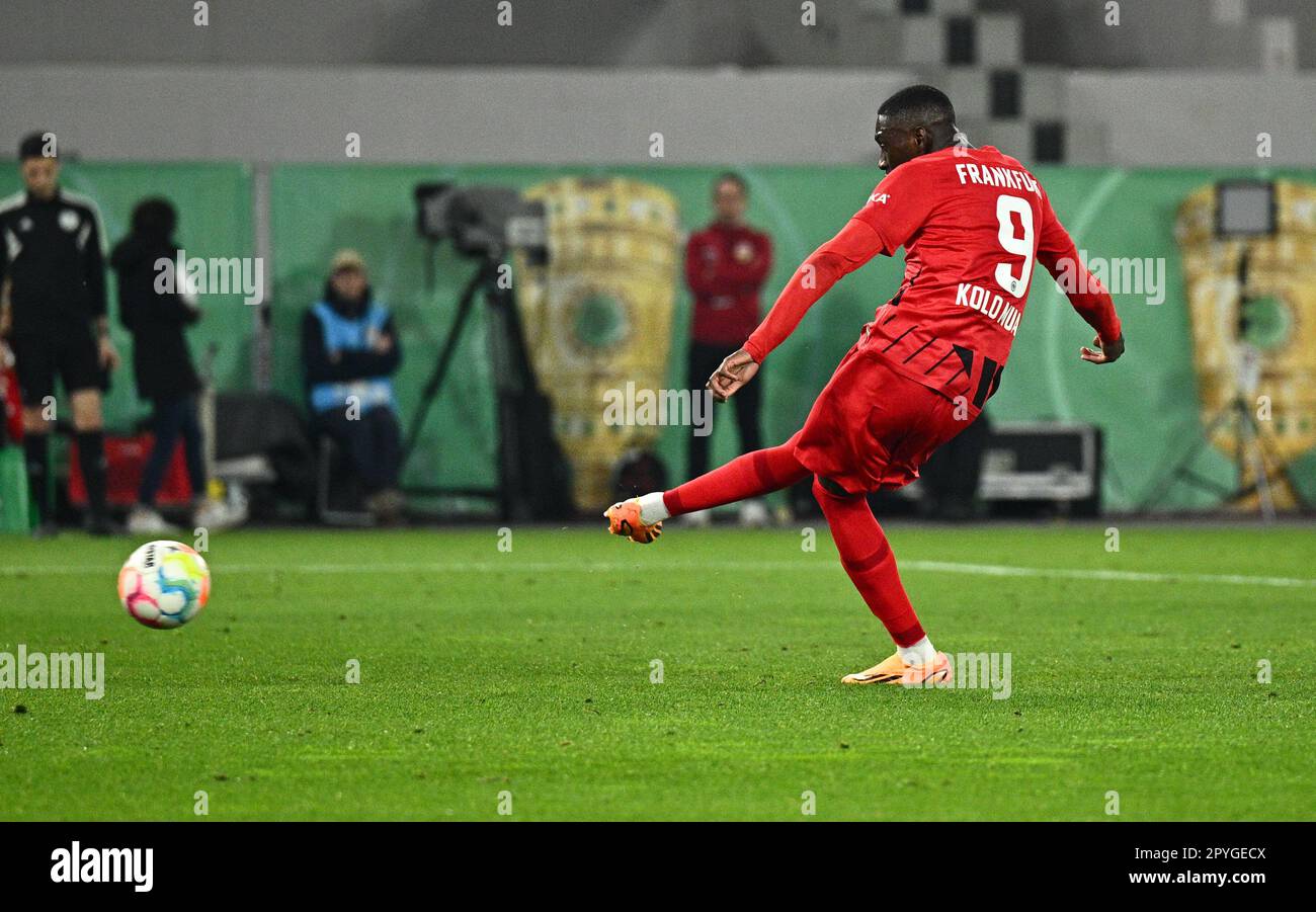 Stuttgart, Deutschland. 03. Mai 2023. Fußball: DFB Cup, VfB Stuttgart - Eintracht Frankfurt, Halbfinale, Mercedes-Benz Arena. Frankfurts Randal Kolo Muani erzielt das Tor um 3:1. WICHTIGER HINWEIS: Gemäß den Vorschriften der DFL Deutsche Fußball Liga und des DFB Deutscher Fußball-Bund ist es verboten, im Stadion aufgenommene Fotos und/oder das Spiel in Form von Sequenzbildern und/oder videoähnlichen Fotoserien zu verwenden oder verwenden zu lassen. Kredit: Tom Weller/dpa/Alamy Live News Stockfoto