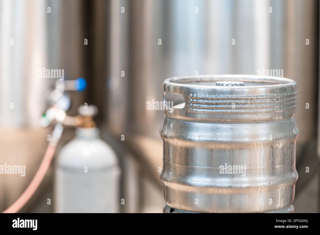 Aluminiumbierfass in einer Brauerei Stockfoto