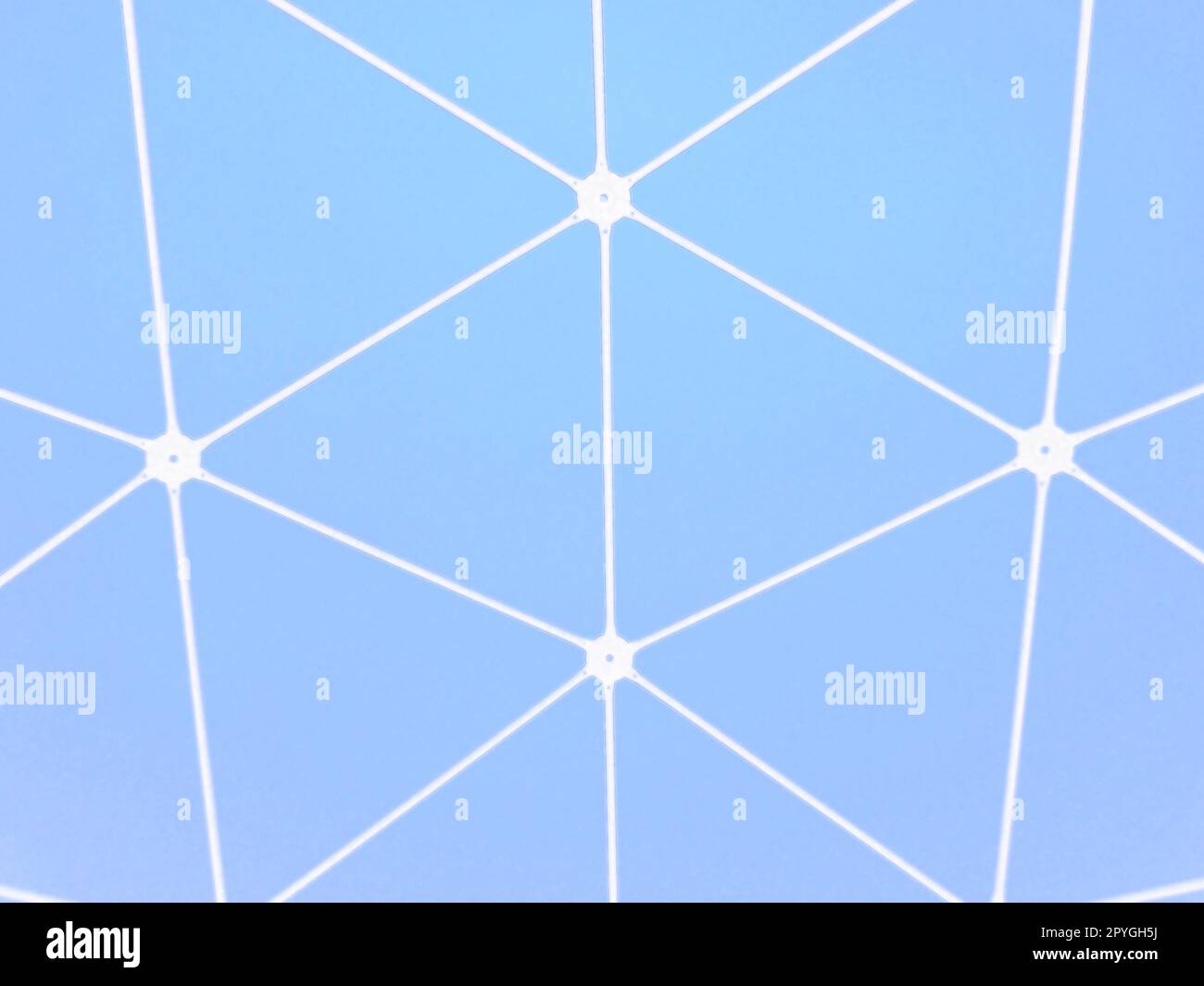 Blockchain-Netzwerk und Internet. Weiße Linien und verbundene Punkte auf blauem Hintergrund. Chemische Struktur eines Moleküls oder einer Substanz. Körperliche Verfassung. Interaktionskonzept. Abstraktes Muster Stockfoto
