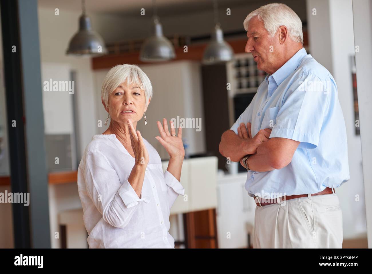 Nein, diese Ausrede funktioniert nicht mehr. Ein Seniorenpaar, das sich streitet. Stockfoto