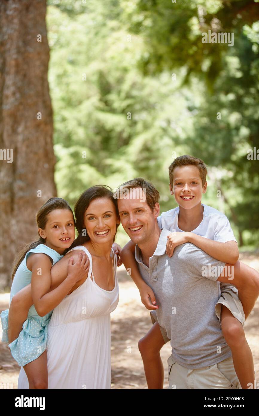 Wertvolle Momente mit der Familie. Eine glückliche Familie, die schöne Zeit zusammen im Wald verbringt. Stockfoto