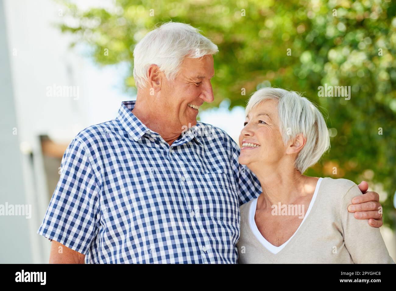 Partner fürs Leben. Ein liebevolles Seniorenpaar, das draußen zusammen steht. Stockfoto