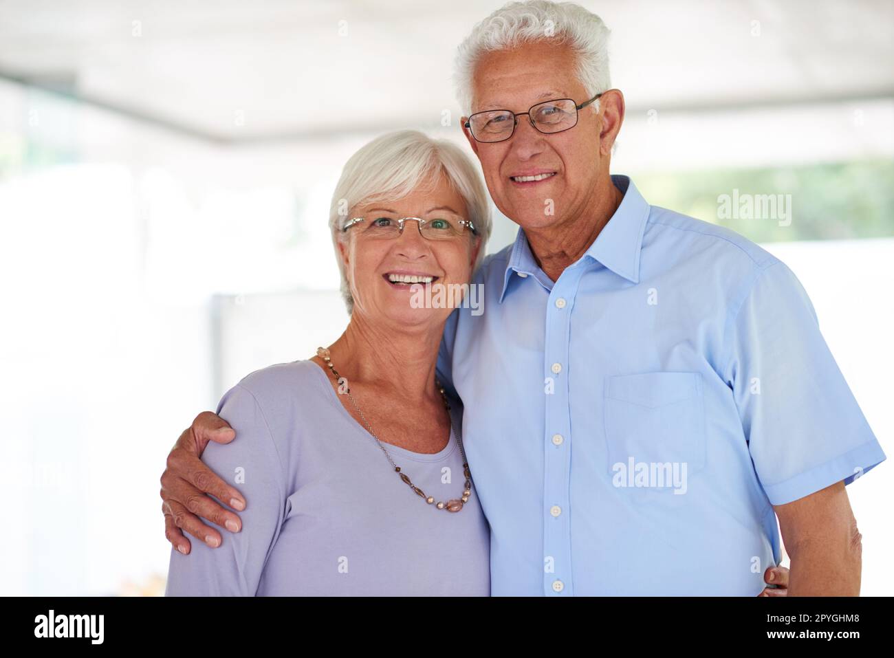 Unsere Liebe ist eine endlose Geschichte. Porträt eines glücklichen älteren Ehepaars. Stockfoto