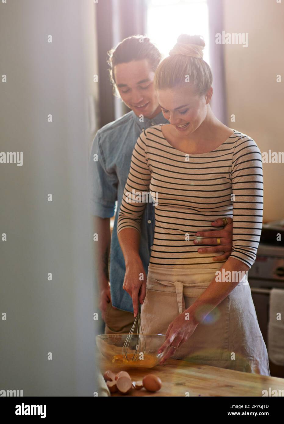 Leben und Liebe backen. Ein junges Paar, das sich in der Küche anfreundet. Stockfoto