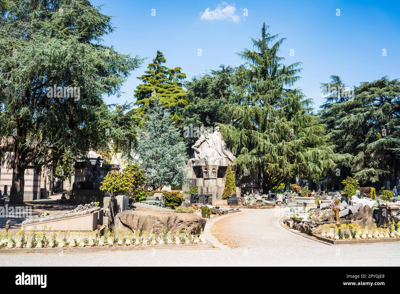 Gräber auf dem monumentalen Friedhof von Mailand, Lombardei, Italien, wo viele bemerkenswerte Menschen begraben sind. Stockfoto