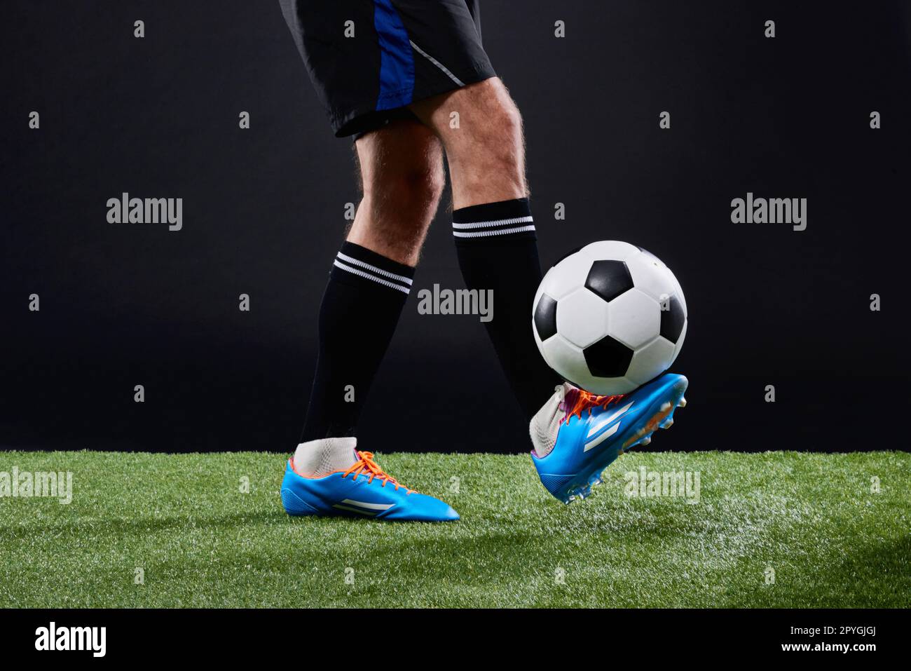 Das Spiel, das alle zusammenbringt. Ein Fußballspieler, der Fußball spielt. Stockfoto