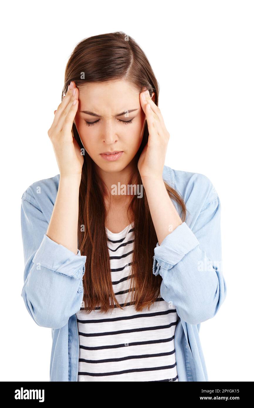 Wenn alles zu viel wird... Studioaufnahme einer attraktiven jungen Frau mit Kopfschmerzen vor weißem Hintergrund. Stockfoto