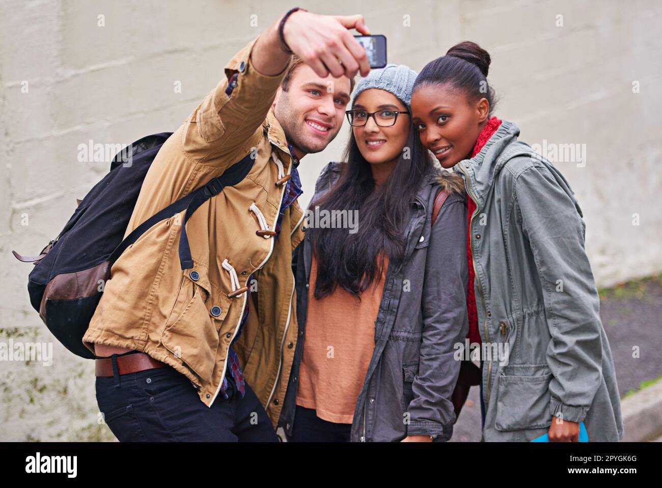 Schnappschüsse aus dem Studentenleben. Eine Gruppe von Studenten macht ein Selfie auf dem Campus. Stockfoto