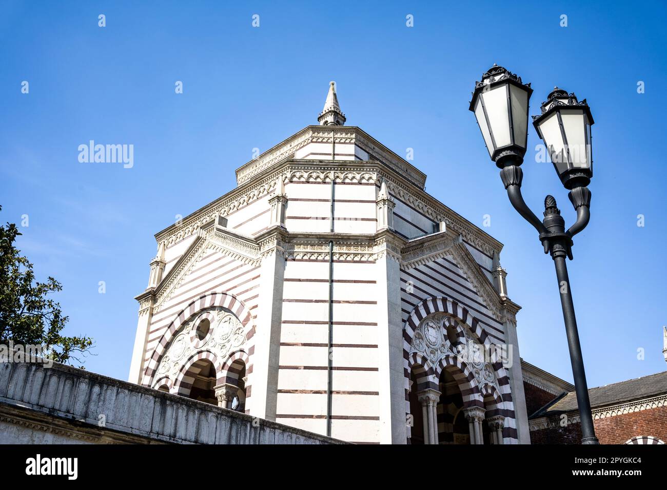 Ostseite des monumentalen Friedhofs von Mailand, Region Lombardei, Italien, wo viele bemerkenswerte Menschen begraben sind. Stockfoto