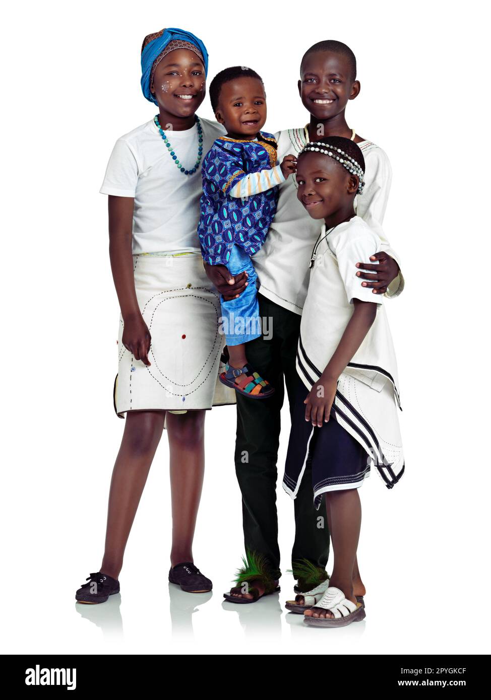 Keine Geschwisterrivalität hier. Afrikanische Geschwister vor weißem Hintergrund. Stockfoto