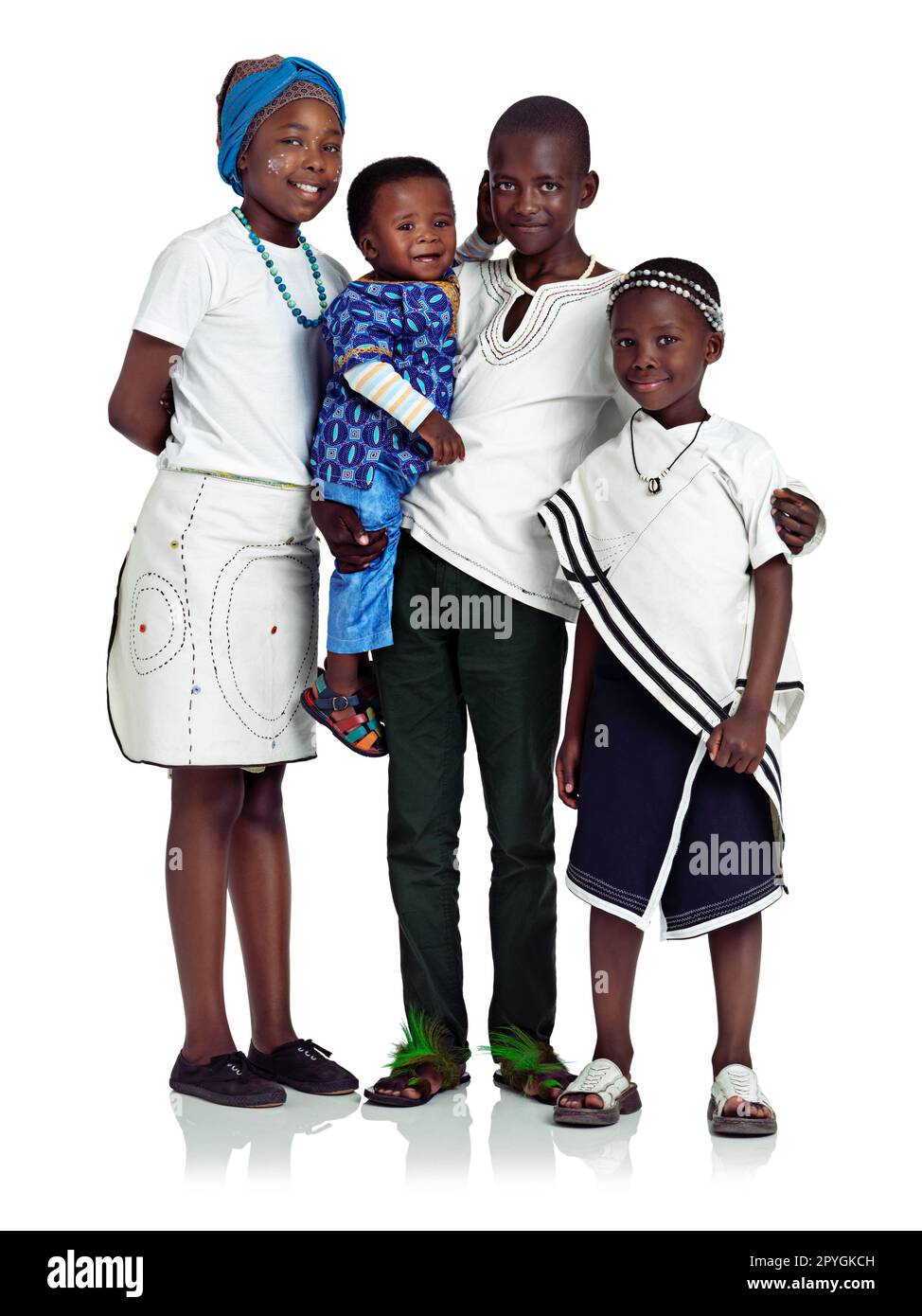 Keine Geschwisterrivalität hier. Afrikanische Geschwister vor weißem Hintergrund. Stockfoto