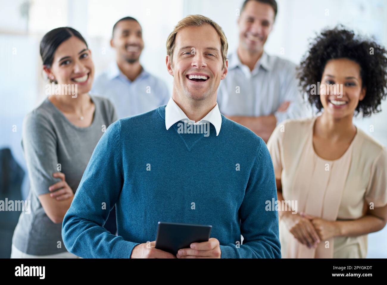 Positive Einstellung inspiriert zum Erfolg. Porträt einer Gruppe unterschiedlicher Kollegen, die in einem Büro stehen. Stockfoto