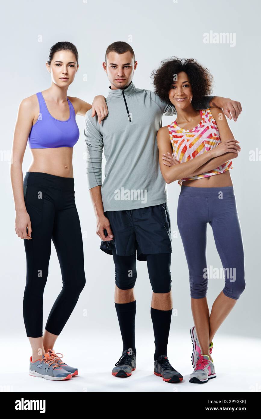 Trainingspartner bleiben länger motiviert. Porträt von drei jungen Erwachsenen, die Sportkleidung in einem Studio tragen. Stockfoto