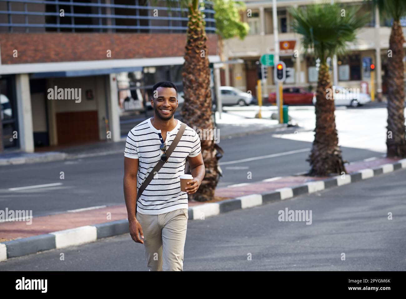 Ungezwungene städtische Geschäfte. Ein gutaussehender afroamerikanischer Geschäftsmann auf dem Weg zur Arbeit in der Stadt. Stockfoto