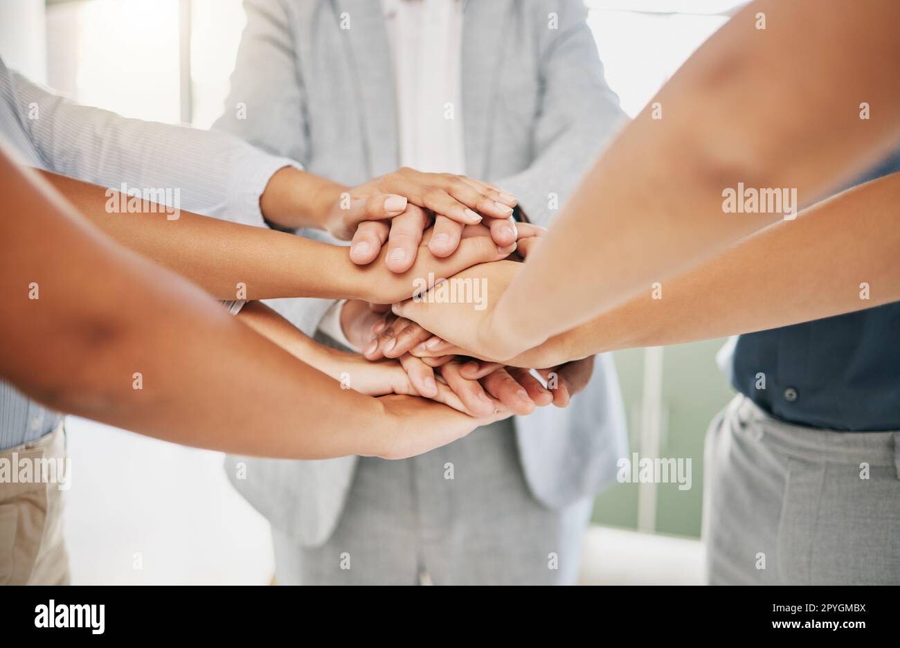 Hände, Geschäftsleute zusammen und unterstützen durch Solidarität und Teambildung, Zusammenarbeit mit Team und Unternehmensgruppe. Arbeit, Mitarbeiter und Mission mit Teamarbeit, Gemeinschaft und Vertrauen bei der Arbeit. Stockfoto