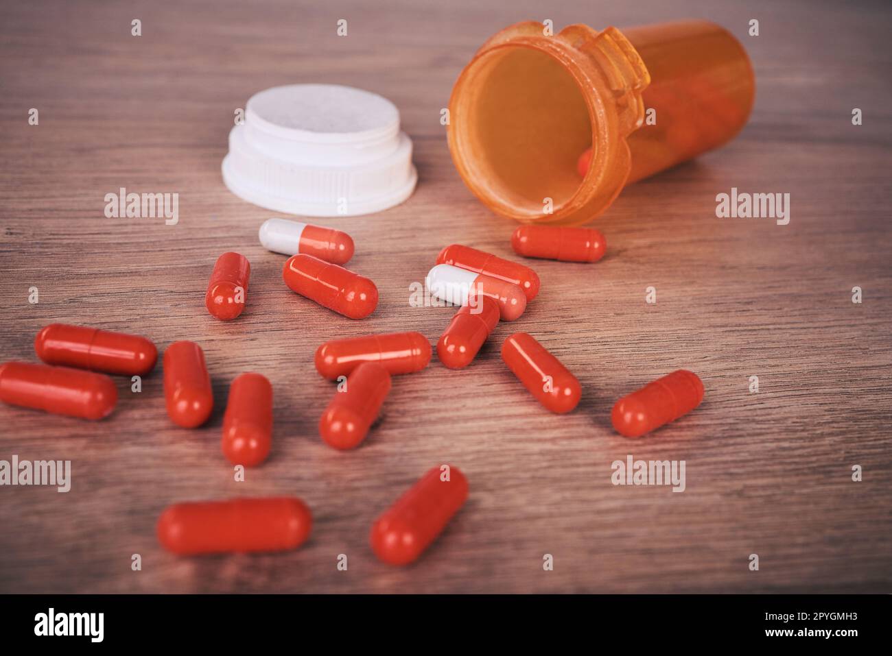 Medizin, Pillen und Gesundheit mit Nahrungsergänzungsmitteln oder Vitamintabletten für die Gesundheit mit pill Zoom auf Holztisch. Gesund, Krankenversicherung und verschreibungspflichtige Medikamente mit medizinischer Versorgung und Pharmazie Stockfoto