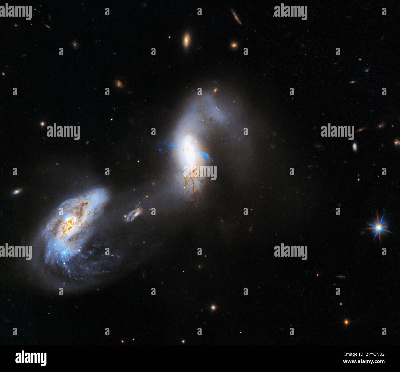 (230503) -- WASHINGTON, 3. Mai 2023 (Xinhua) -- das Bild von Hubble Space Telescope der NASA, veröffentlicht von der NASA am 3. Mai 2023, zeigt interagierende Galaxien, bekannt als AM 1214-255. Das Hubble-Weltraumteleskop der NASA hat das neue Bild von außergewöhnlich hellen interagierenden Galaxien aufgenommen, bekannt als AM 1214-255, sagte die Agentur Mittwoch. (NASA/ESA/A. Barth/University of California-Irvine/J. Dalcanton/University of Washington/Processing: Gladys Kober/NASA/Catholic University of America/Handout via Xinhua) Stockfoto