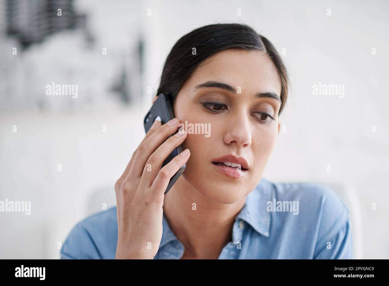 Das tut mir wirklich leid... eine wunderschöne junge Geschäftsfrau in ihrem Büro. Stockfoto