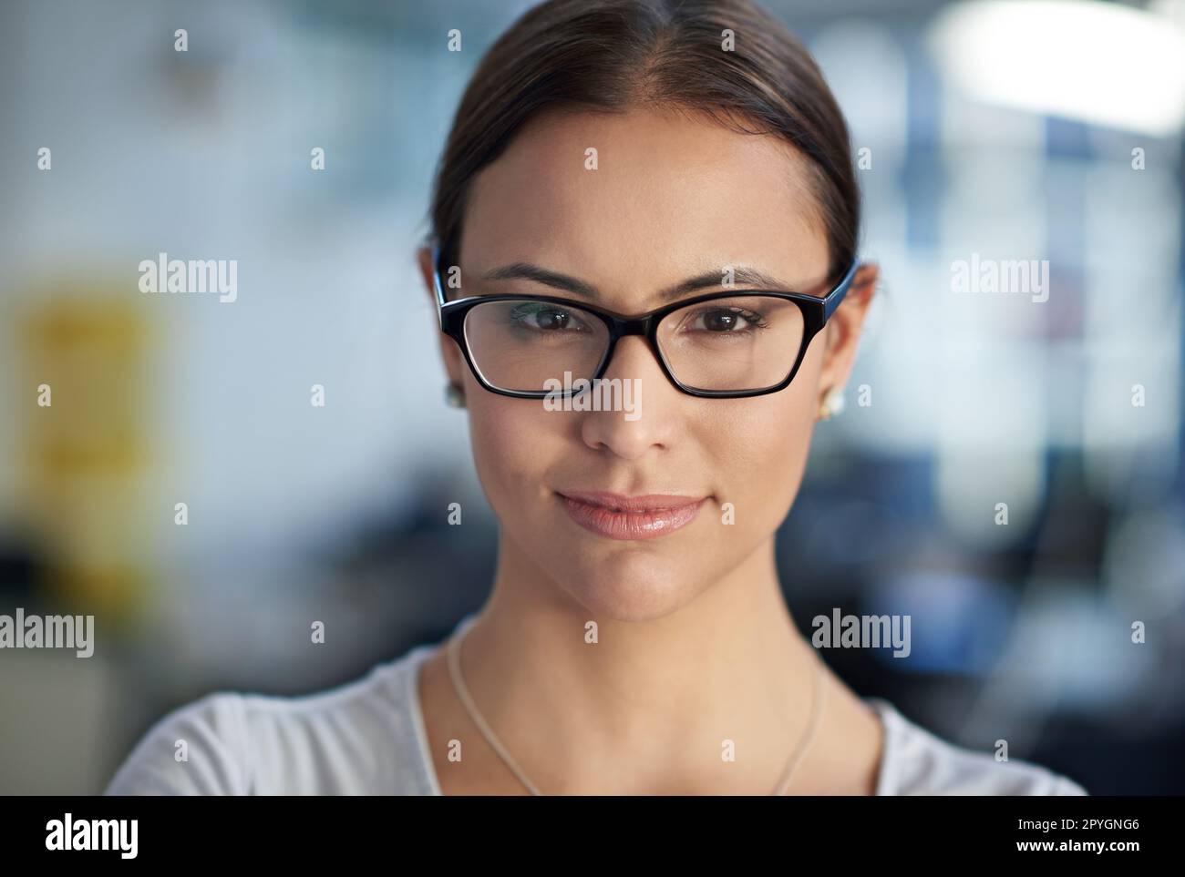 Vertrauenswürdiger Rat von einer direkten Quelle. Gekürzte Nahaufnahme einer Frau mit Brille, die direkt in die Kamera schaut. Stockfoto
