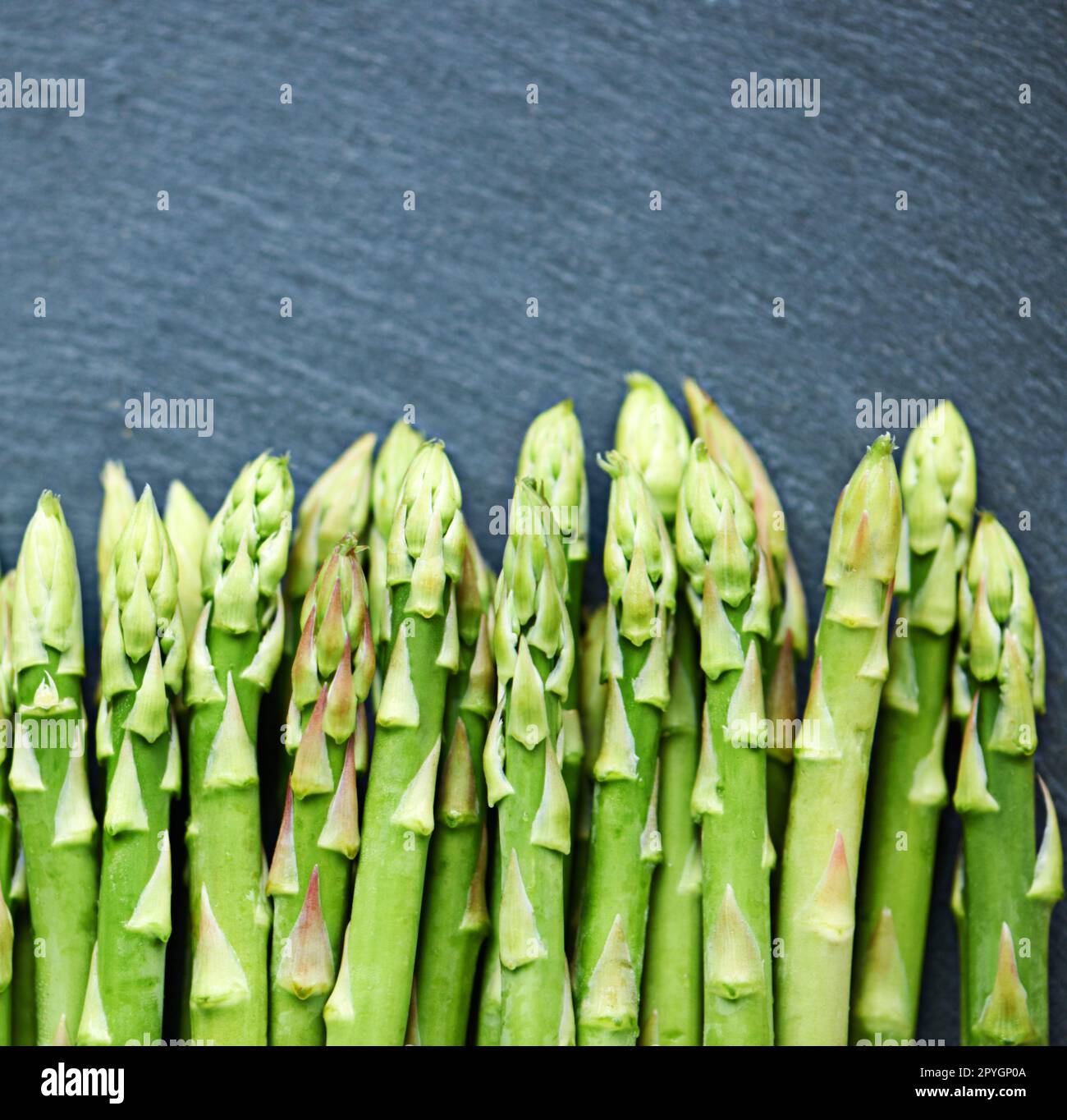 Gesunde grüne Speere. Frischer Spargel auf einem Tisch. Stockfoto