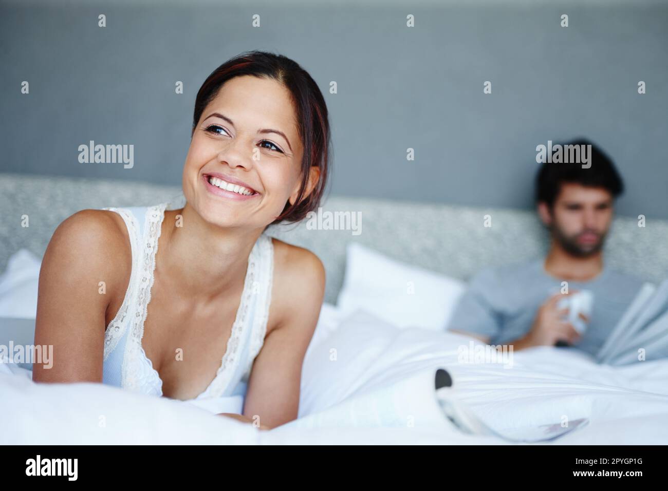 Es ist so ein wunderschöner Morgen. Ein glückliches Paar, das sich im Bett entspannt. Stockfoto