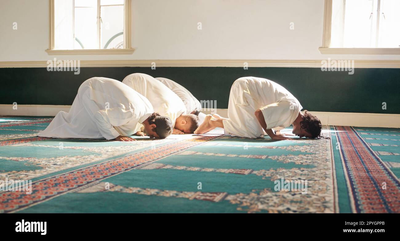 Moslem, Gebet und Moschee mit einer spirituellen Männergruppe, die während fajr, dhuhr oder asr zusammen betet, sonst maghrib oder Ishaa. Salah, bete und bete mit islamischen Freunden, die die ramadan-Tradition beobachten Stockfoto