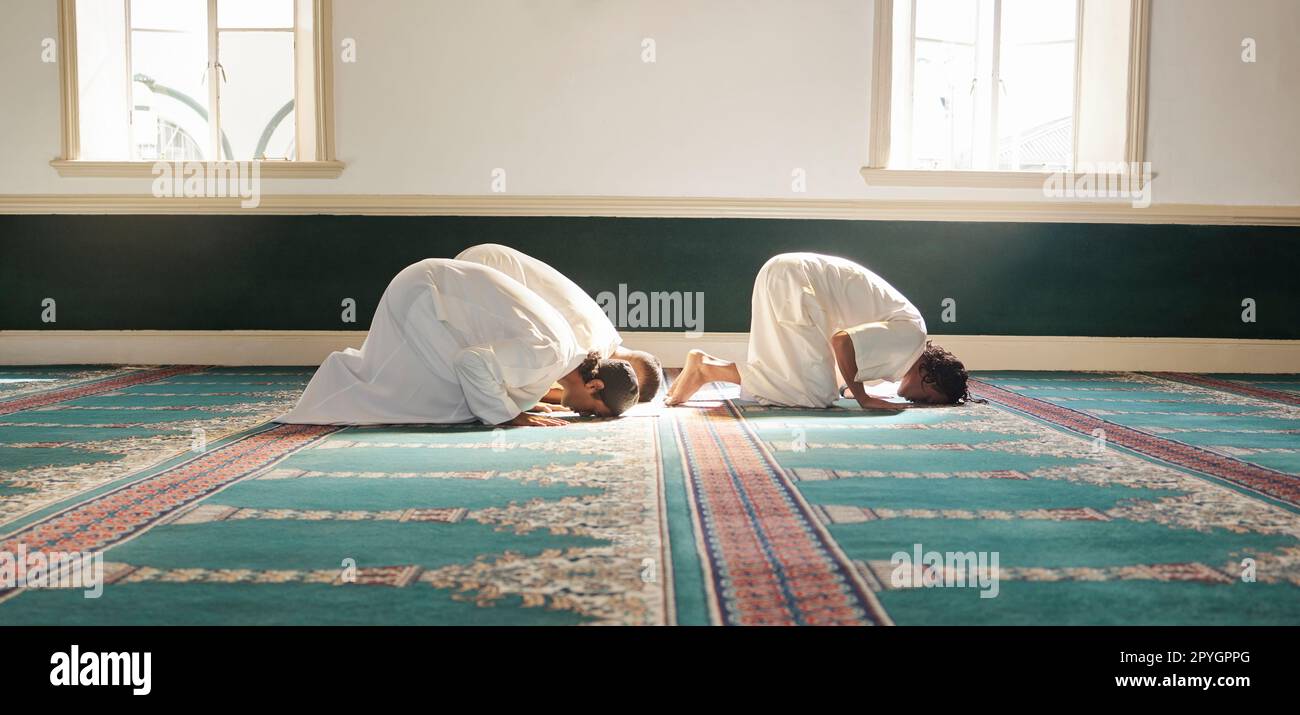 Moslem, Gebet und Moschee mit einer spirituellen Männergruppe, die während fajr, dhuhr oder asr zusammen betet, sonst maghrib oder Ishaa. Salah, bete und bete mit islamischen Freunden, die die ramadan-Tradition beobachten Stockfoto