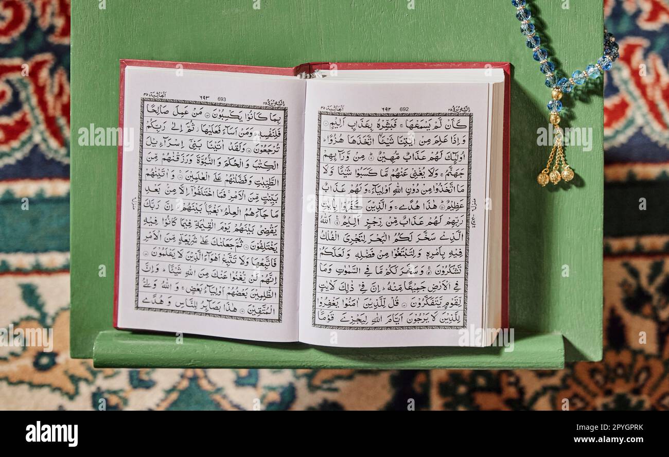 Koran, Gebetsperlen und Moschee mit offenem Buch und Rosenkranz in einem leeren heiligen Raum oder Tempel bereit zum Beten. Islamische Misbaha, tasbih oder Siebha und Schrift in einem muslimischen Gotteshaus für eid Stockfoto