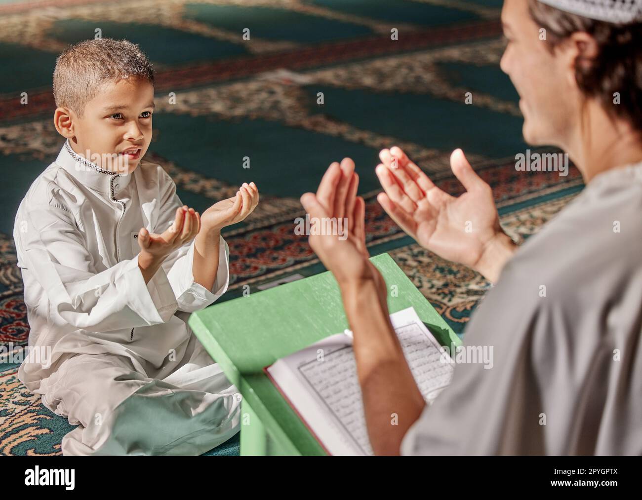 Muslime, Kinder oder Männer beten, Allah im heiligen Tempel oder in der Moschee mit Dankbarkeit als Familie auf Ramadan zu verehren. Islamisch, Gemeinschaft oder Menschen beten mit Jungen oder Kindern für die Unterstützung der Götter, spirituellen Frieden Stockfoto