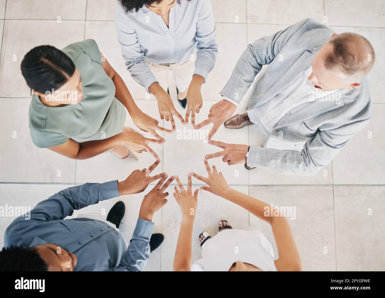 Ruhe, Hände und Sicht von oben auf Teambildung, Geschäftsleute und Unterstützung bei Zusammenarbeit, Hoffnung und Unternehmensphilosophie. Vertrauen, Partnerschaft und Sternenfinger, V sign Emoji und Diversität Teamwork des Erfolgs Stockfoto