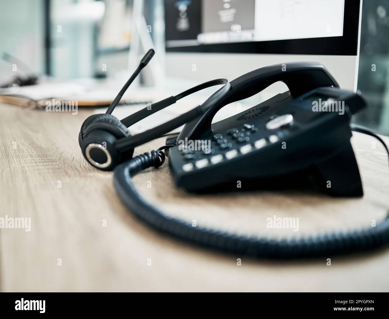 Telefon, kontaktieren Sie uns mit Callcenter, Kommunikation und Kopfhörer mit Mikrofon auf dem Schreibtisch. Contact Center, Kundendienst und Telefon, Beratung und Kundendienst mit Callcenter-voip. Stockfoto