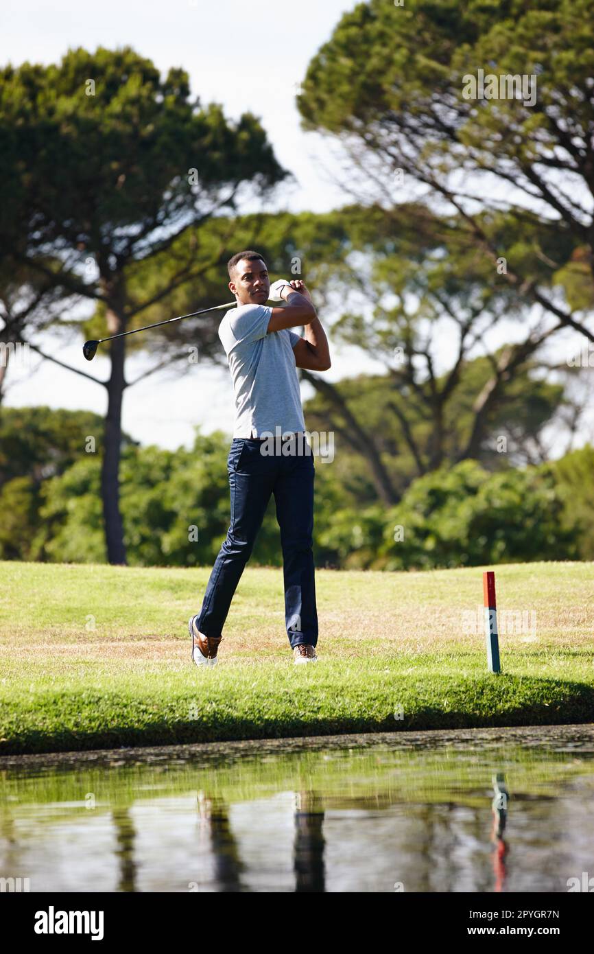 Ich kümmere mich um mein Handicap. Ein gutaussehender junger Mann, der Golf spielt. Stockfoto