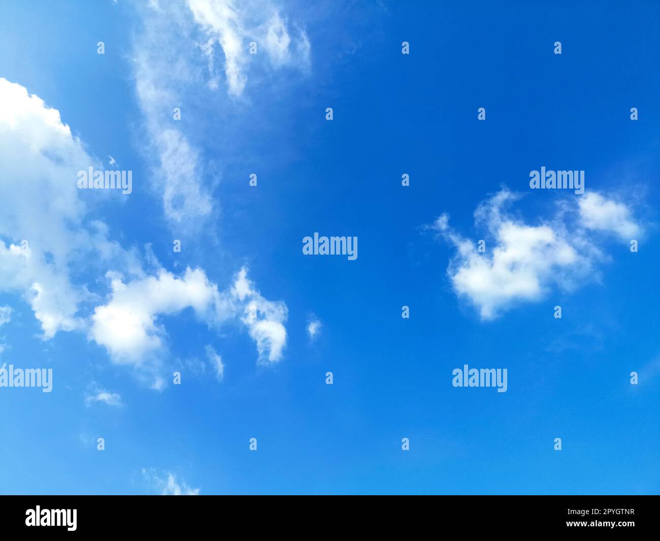 Weißer Himmel cloudâ andÂ beautifulâ blauer Himmel - Luftwolken blauem Himmel. - Blauer Hintergrund in der Luft Stockfoto