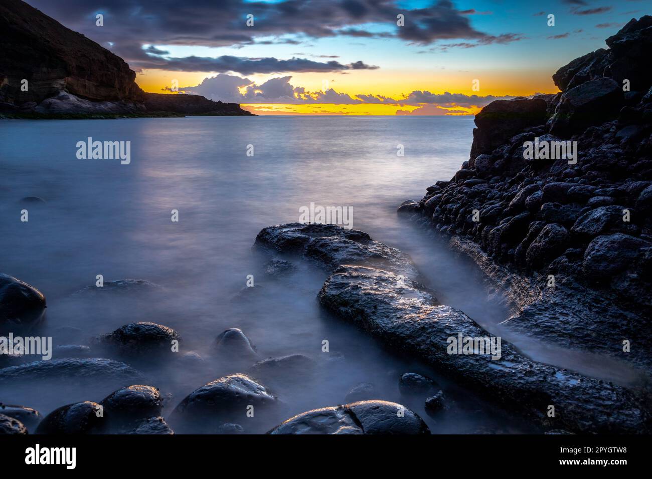 Morgengrauen am Strand an der Costa del Silencio, Teneriffa, Spanien Stockfoto