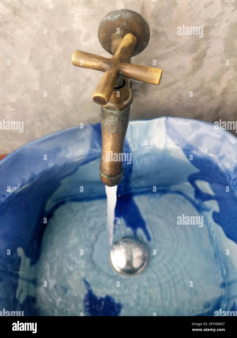 Wasser läuft aus einem Wasserhahn aus Metall. Schließen Stockfoto