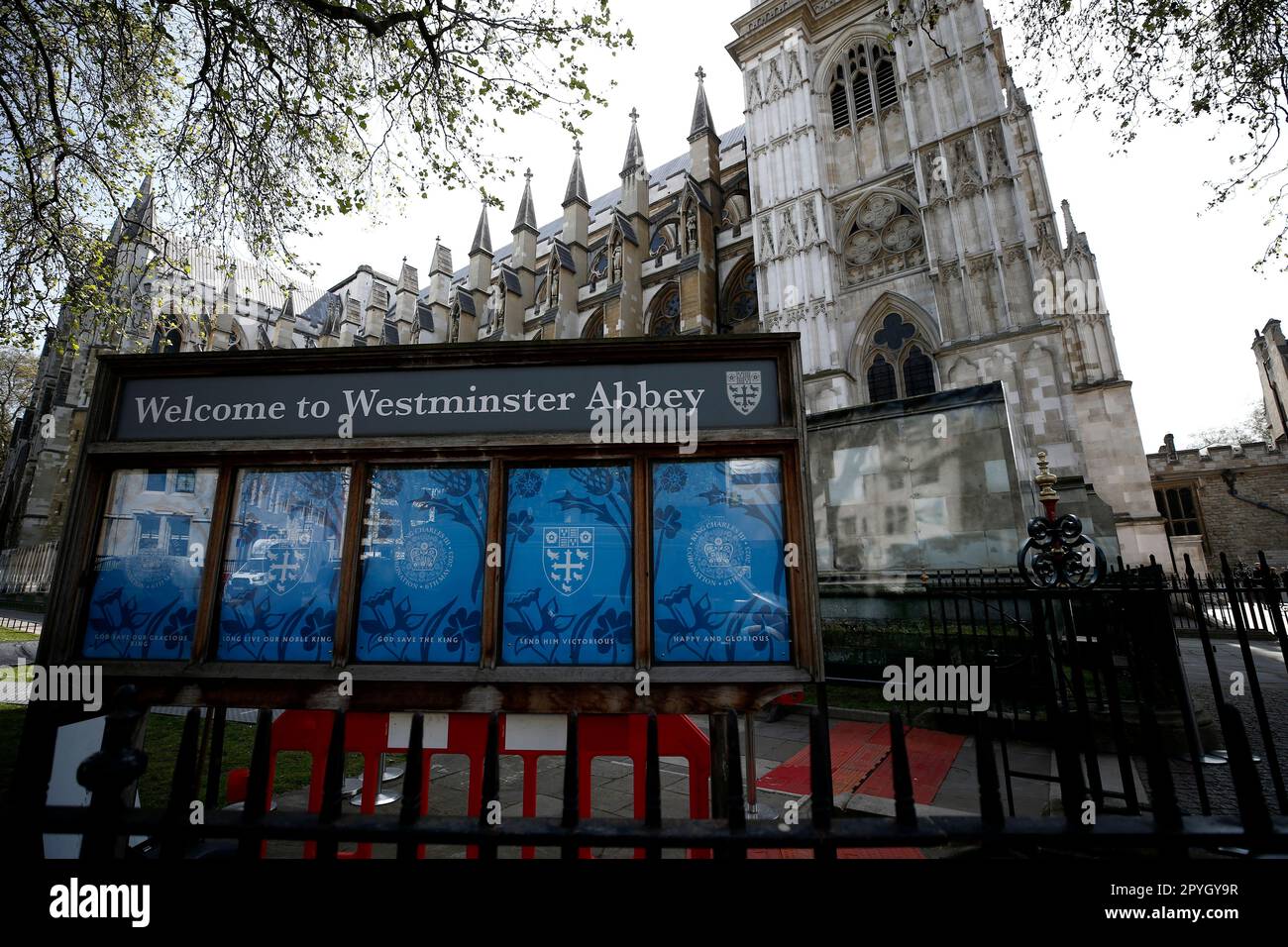 London England, 03./05./2023, Ein großer marquis wird vor dem Westminster Abby vor der Royal Wedding am 3 2023. Mai in London, England, gesehen. Am 6. Mai wird erwartet, dass während der Krönung von König Karl III. Und Königin Camilla (Foto von John Lamparski/NurPhoto) auf der traditionellen, aber abgekürzten Route zwischen Buckingham Place und Westminster Abbey Tausende Formen auf der ganzen Welt bilden. Kredit: NurPhoto SRL/Alamy Live News Stockfoto